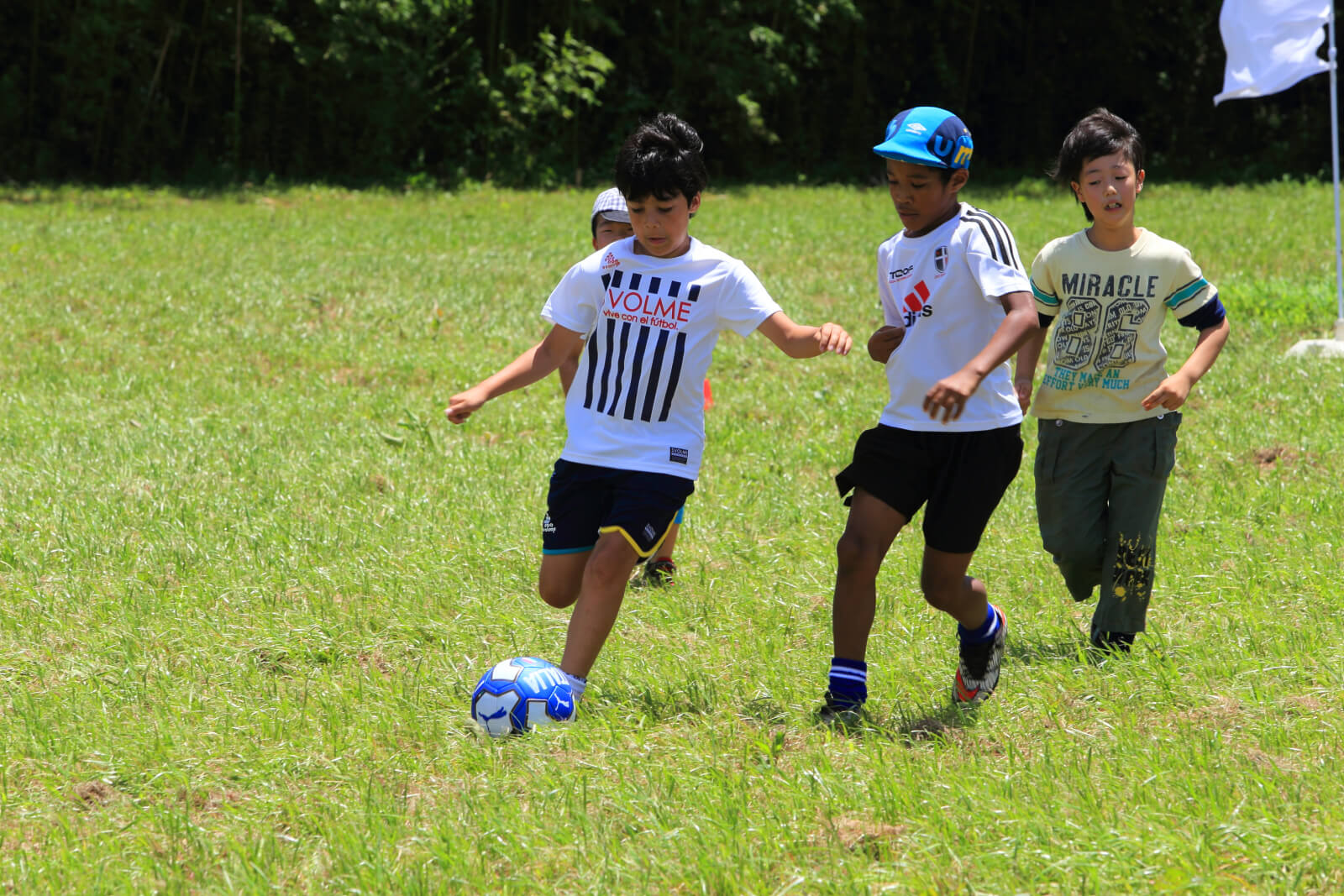 元Jリーガー矢野マイケルさんとサッカーを楽しむ少年たち。