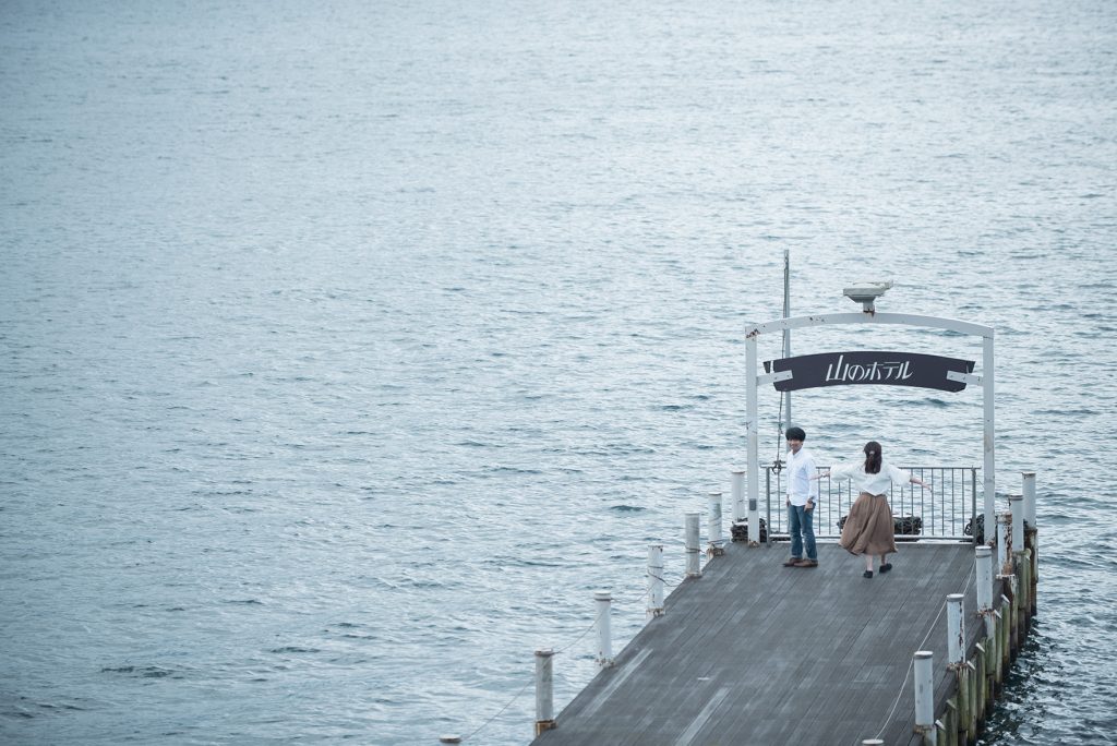 『サロン・ド・テ ロザージュ』の脇から湖面に伸びる桟橋
