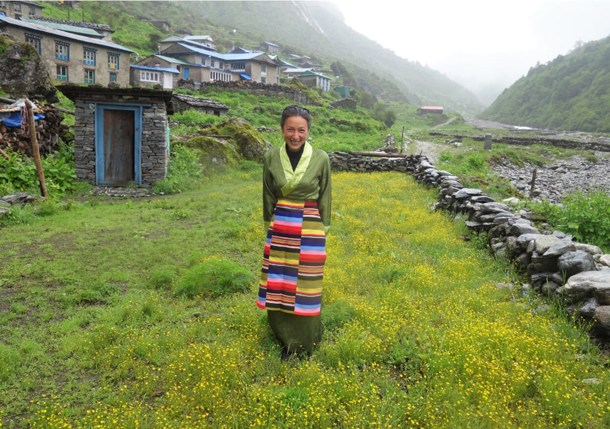 ネパール・ヒマラヤ山系／シェルパ族の伝統衣装を着るSimonaさん